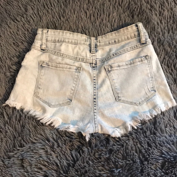 Light wash Jean Shorts - Picture 2 of 2